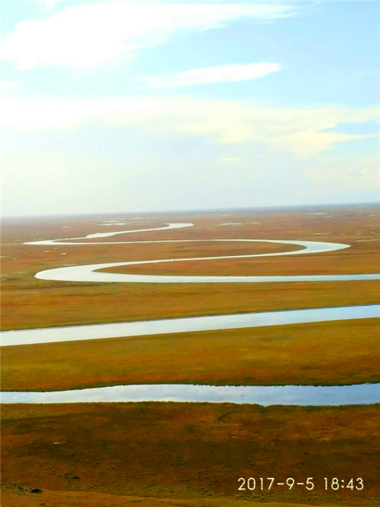 这个景点就是九曲十八弯.水弯伸向远方.